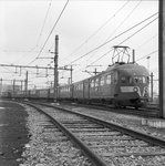 164192 Afbeelding van het electrische treinstel nr. 616 (mat. 1936) van de N.S. te Amsterdam Dijksgracht.